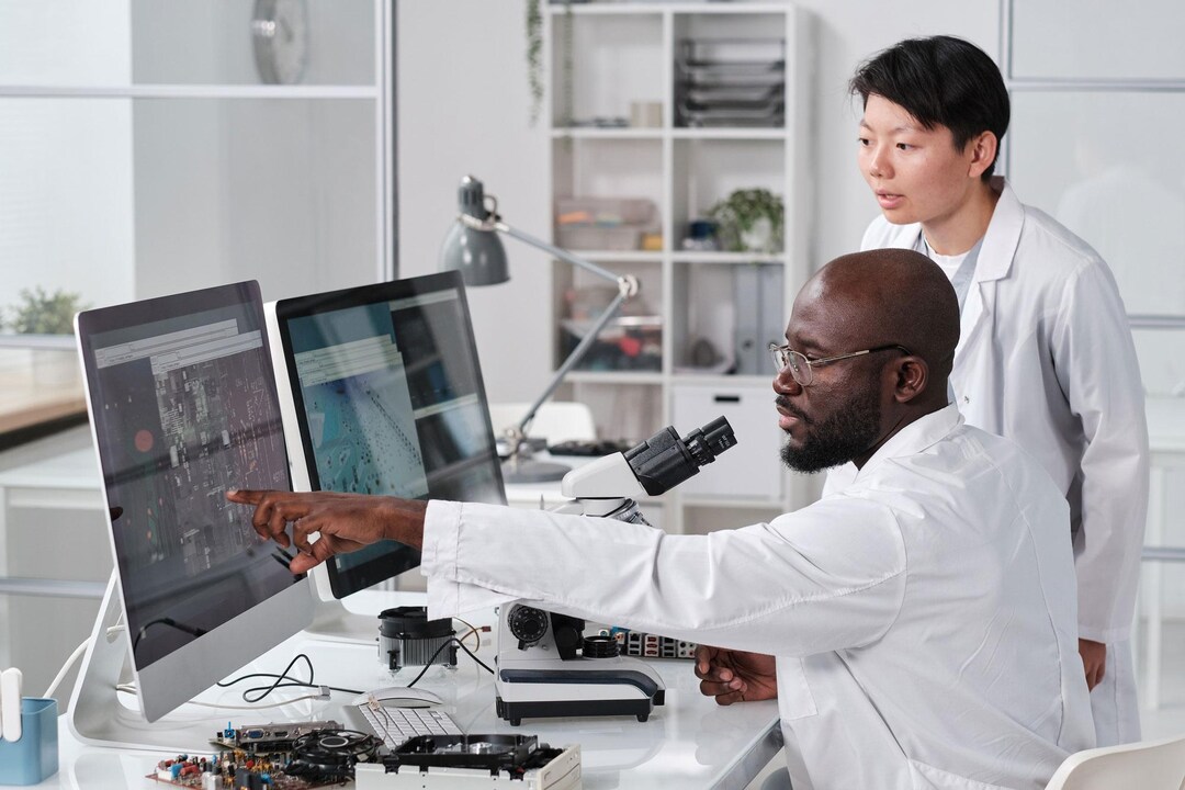 una persona y una persona en batas de laboratorio